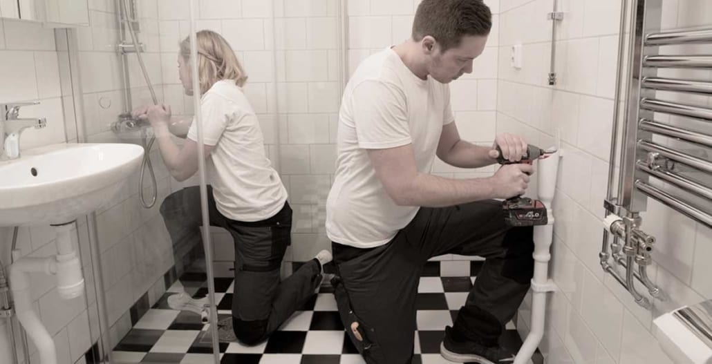 Hantverkare som renoverar ett badrum