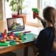 Barn och vuxen som bygge lego tillsammans via internet