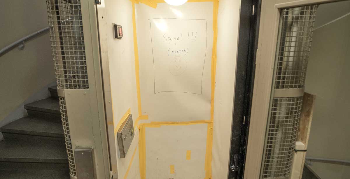 Kartongförsedd hiss under stambyte