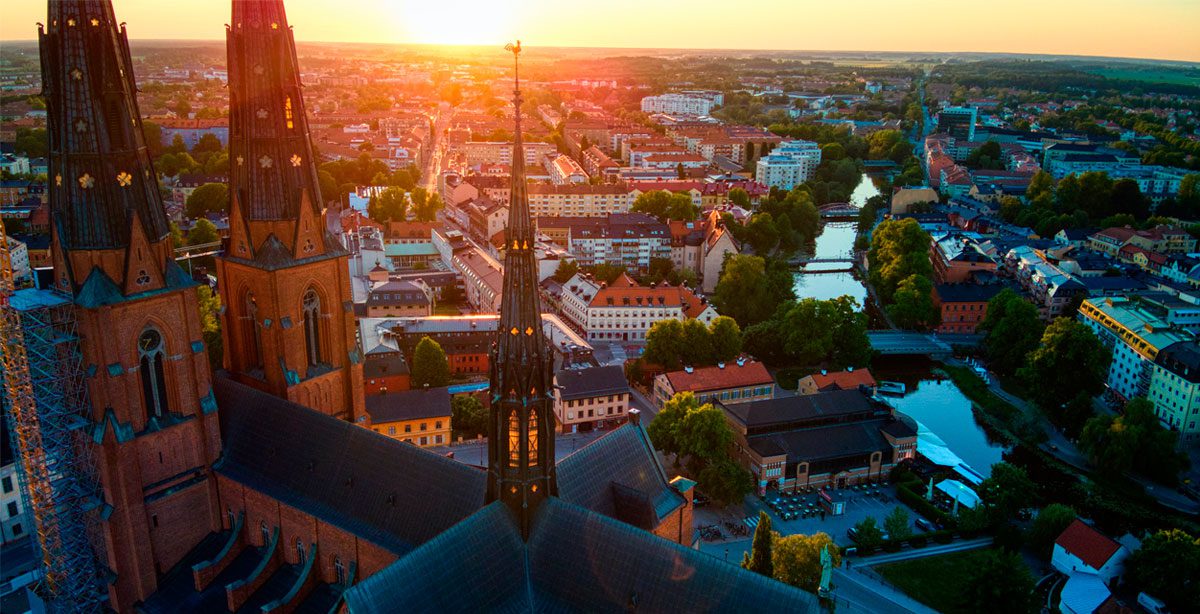 Uppsala sett uppifrån i en soluppgång