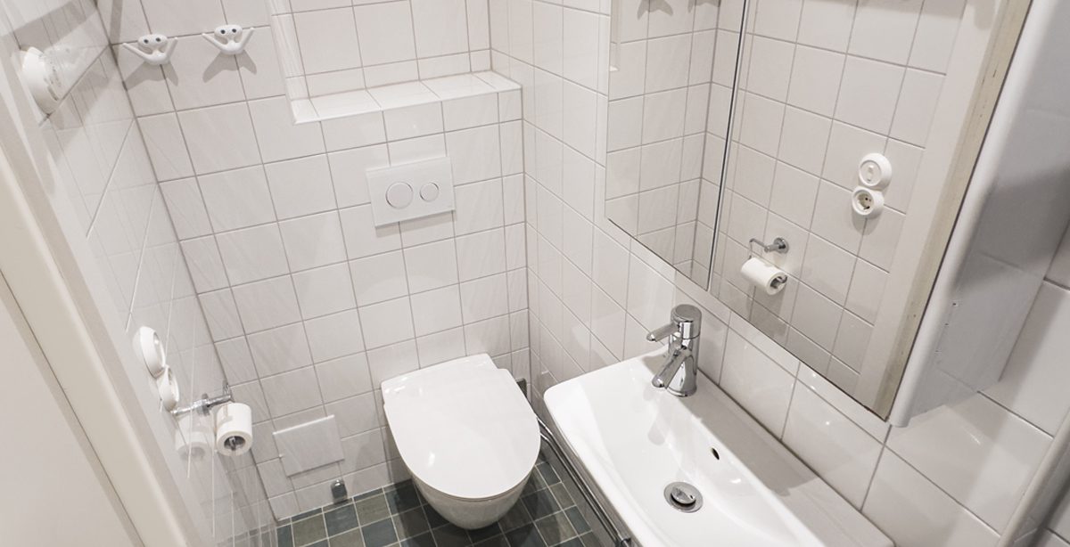 Brf Älvdrottningen - litet badrum med toastol och handfat