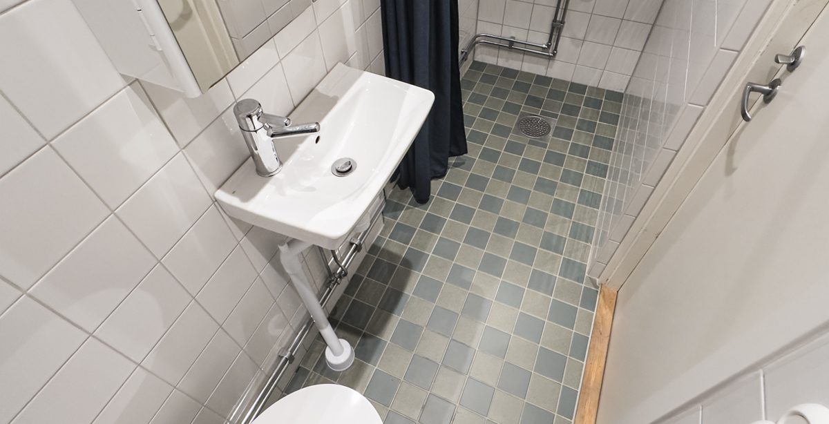 Brf Älvdrottningen - litet badrum med toastol, handfat och dusch