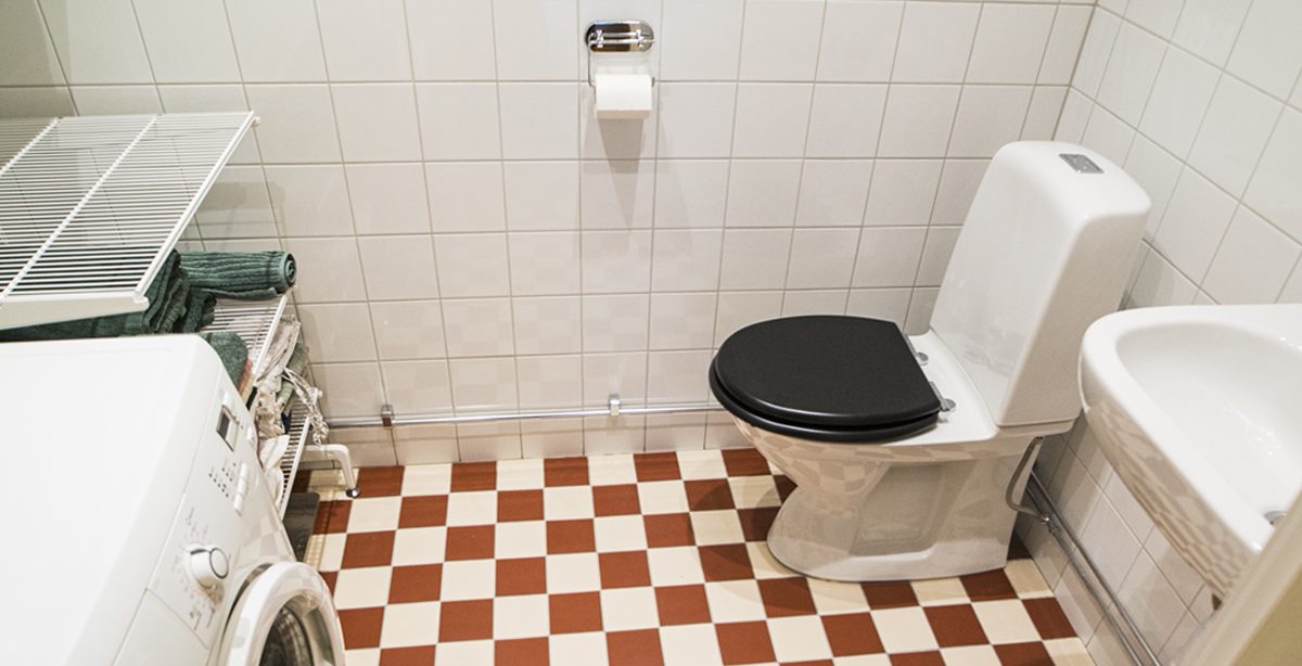 Brf Älvdrottningen - stor toalett sedd från dörrroppningen