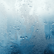 Fönster med kondens på utsidan