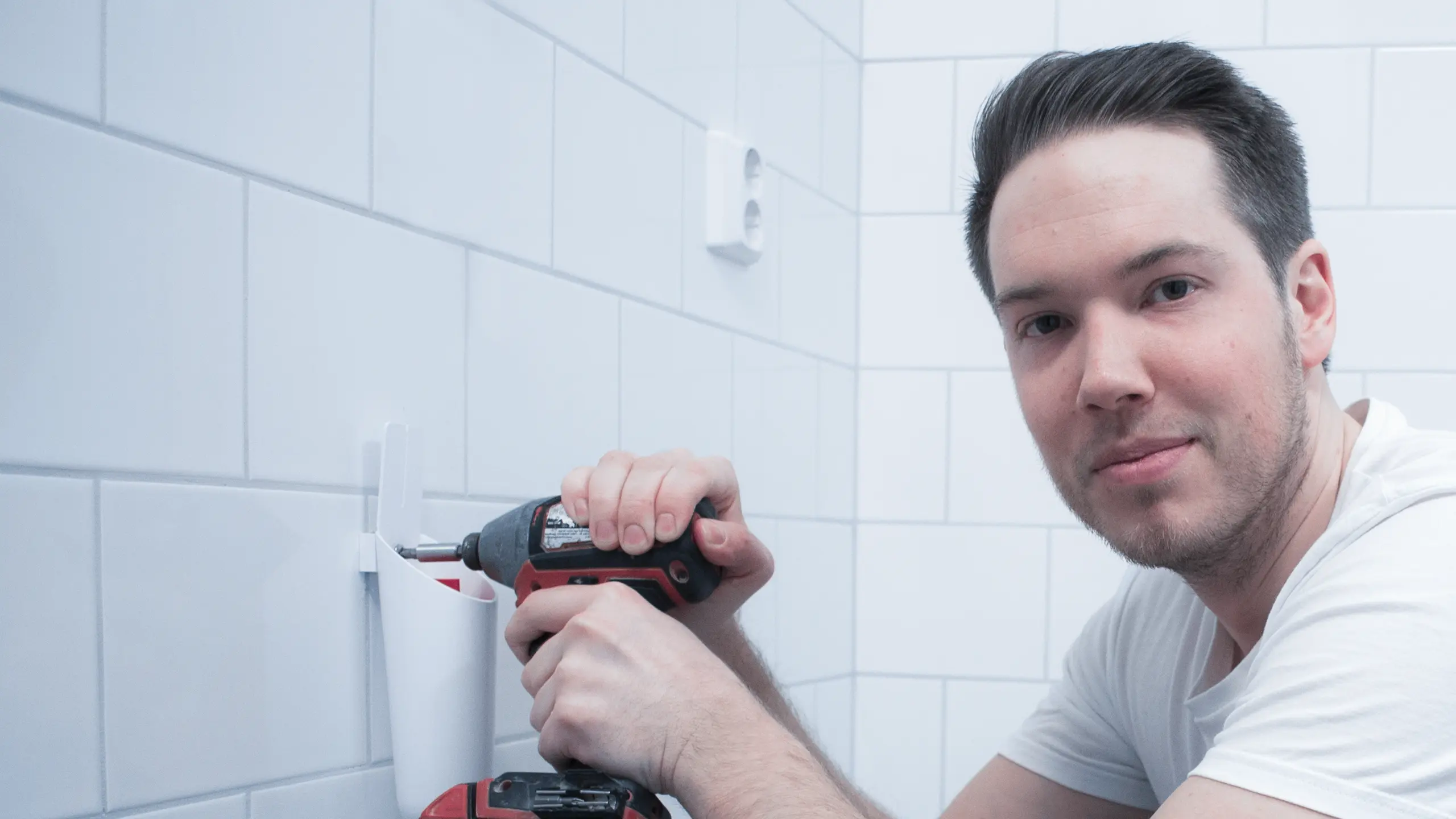 Hantverkare som håller i borr