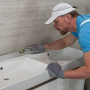 Hantverkare utför badrumsrenovering innan stambyte