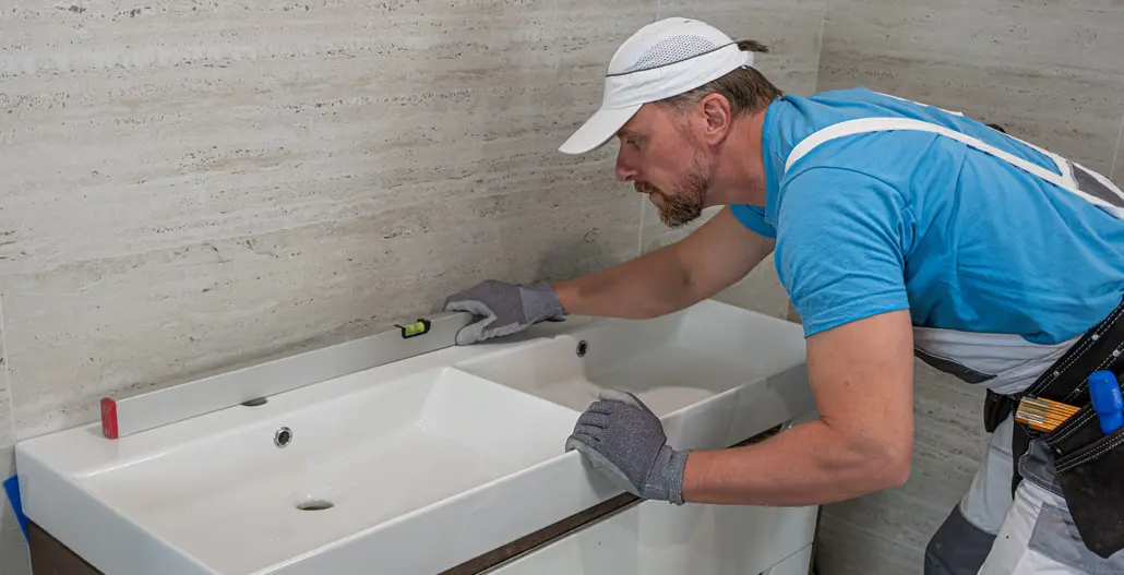 Hantverkare utför badrumsrenovering innan stambyte